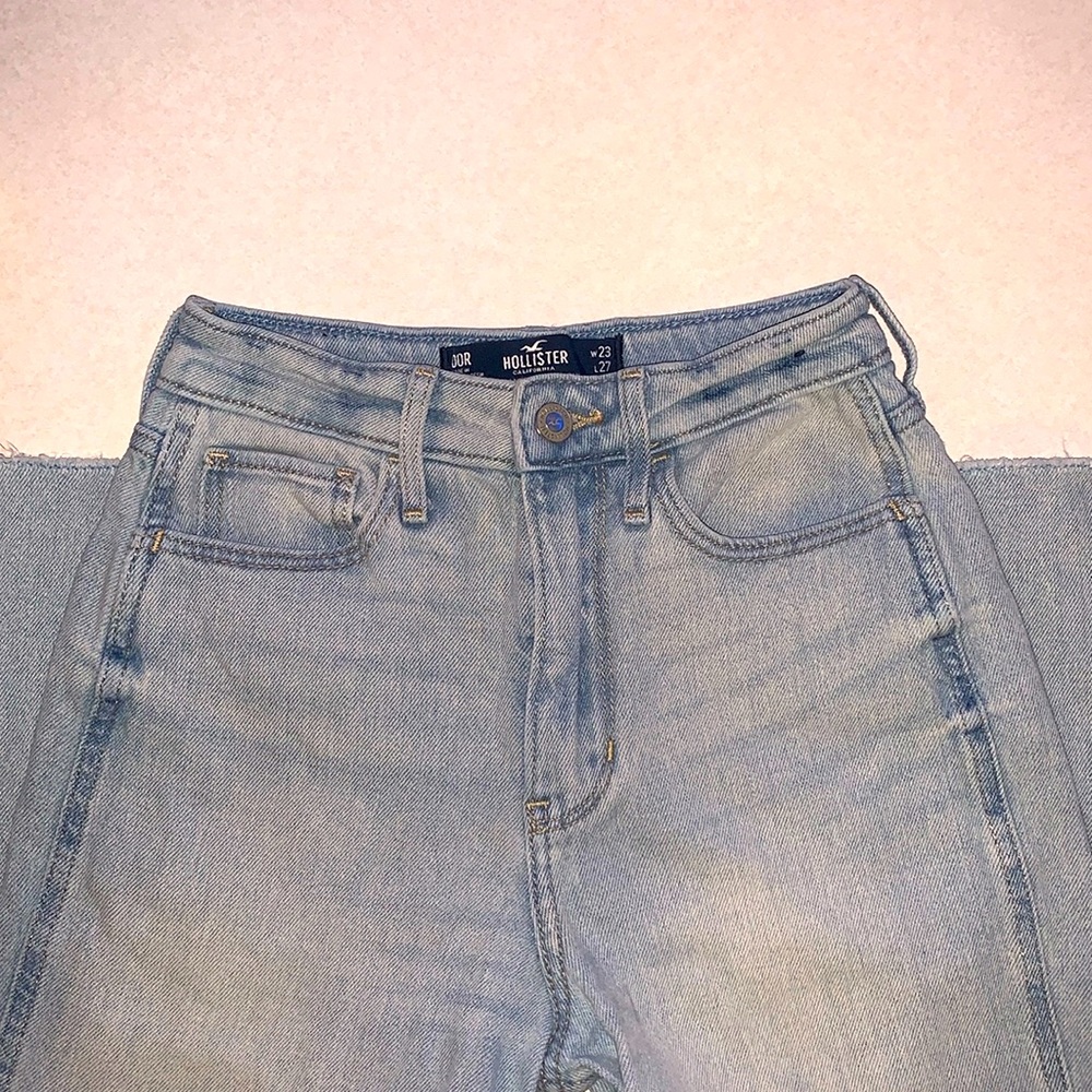 Hollister, ultra high-rise mom jean. Size 00R. W23, L27. Light wash